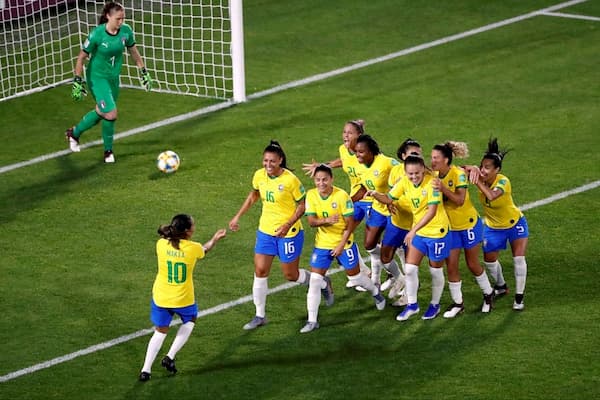 Seleção feminina brasileira vence a Itália e se classifica na Copa do Mundo 13